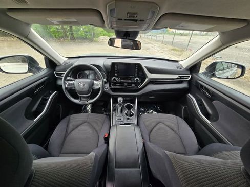 Used 2022 Toyota Highlander LE image 19