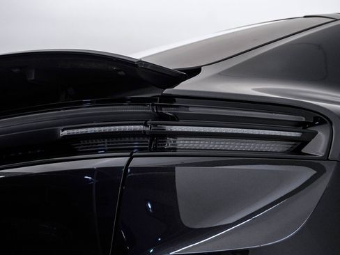 Certified 2025 Porsche Macan Electric image 12