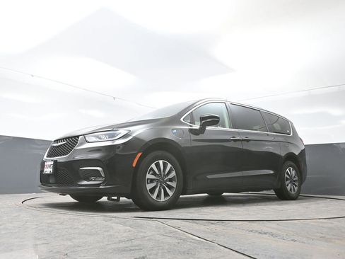 Used 2024 Chrysler Pacifica Select image 53