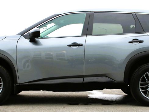 Used 2023 Nissan Rogue S AWD/4WD image 3