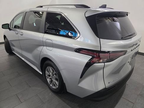Used 2025 Toyota Sienna XLE w/ XLE Plus Package AWD/4WD image 3