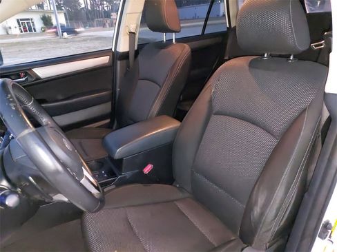 Used 2017 Subaru Outback 2.5i Premium image 12