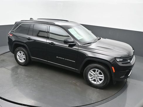 Used 2024 Jeep Grand Cherokee Laredo AWD/4WD image 44