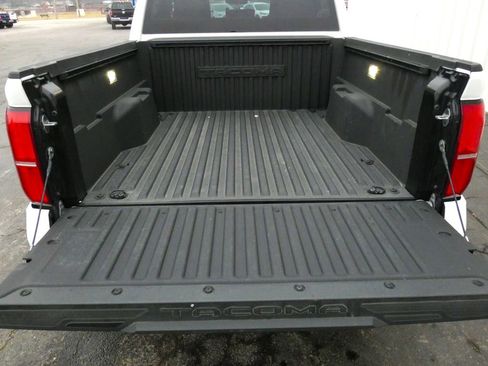 Used 2025 Toyota Tacoma TRD Off-Road image 12