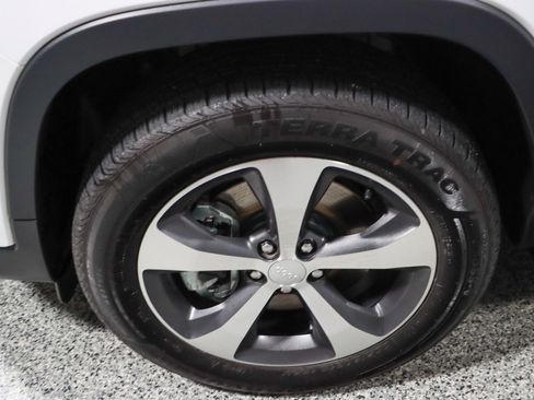 Used 2022 Jeep Cherokee Limited AWD/4WD image 11