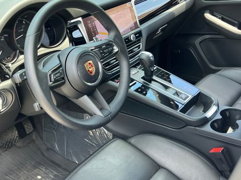 Certified 2025 Porsche Macan AWD/4WD image 4