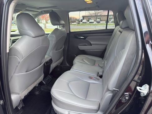 Used 2021 Toyota Highlander XLE image 10