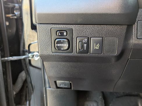 Used 2018 Toyota RAV4 LE FWD image 22