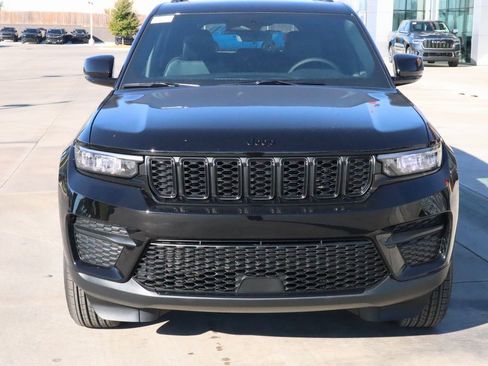 New 2025 Jeep Grand Cherokee Laredo image 9