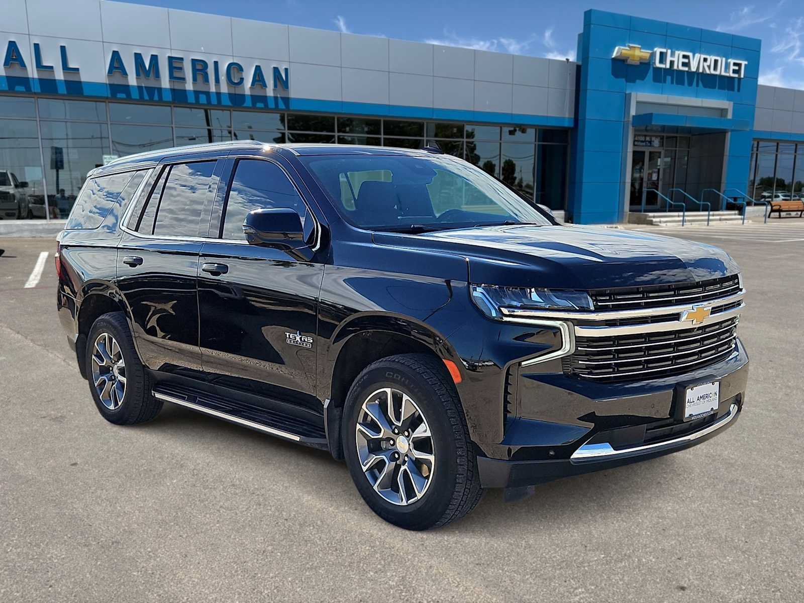 Used 2024 Chevrolet Tahoe LT w/ Luxury Package RWD image 2