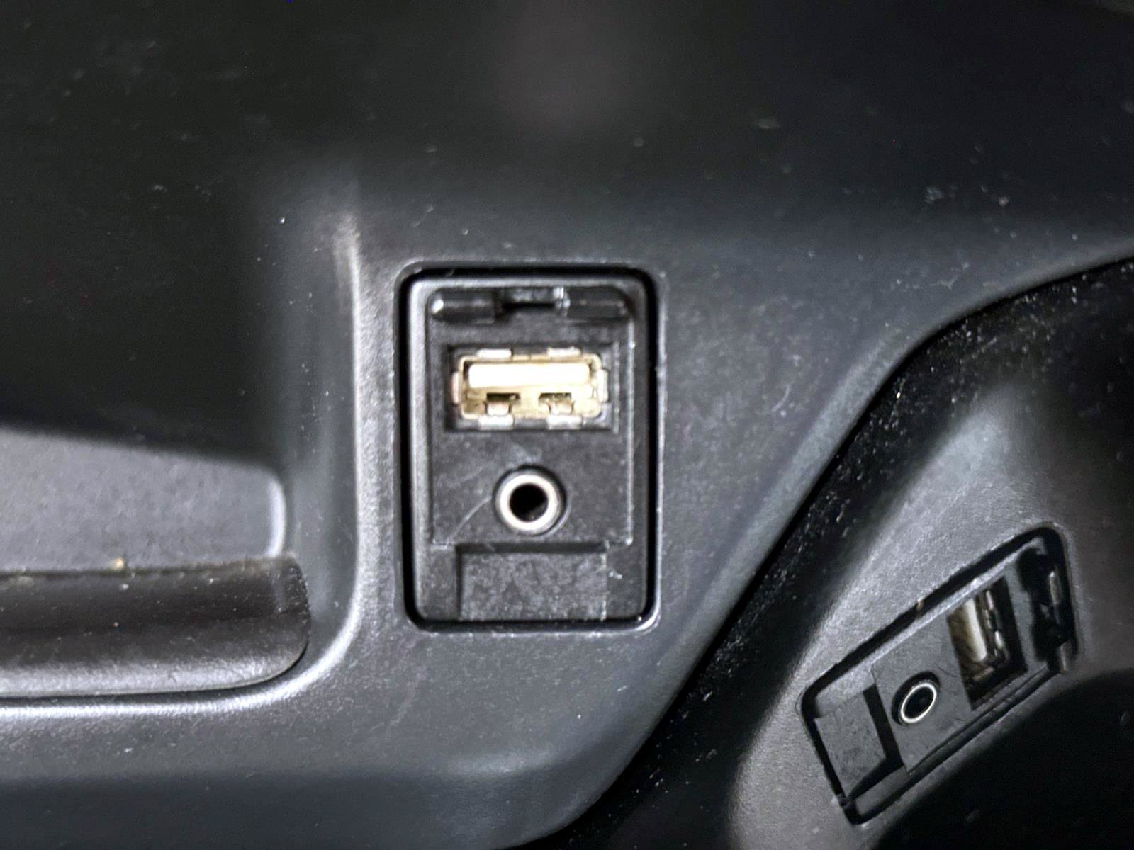 Used 2019 Toyota C-HR XLE FWD image 22