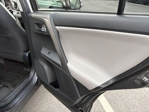 Used 2018 Toyota RAV4 XLE AWD/4WD image 32