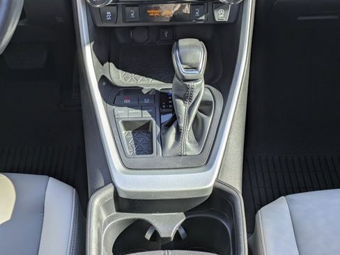 Used 2021 Toyota RAV4 XLE Premium image 20