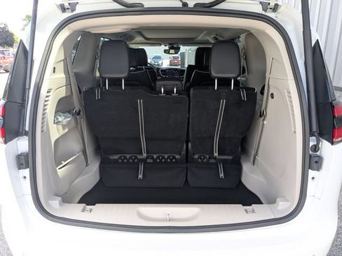 Used 2023 Chrysler Pacifica Limited FWD image 23