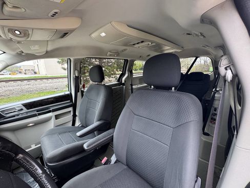 Used 2010 Dodge Grand Caravan SXT image 12