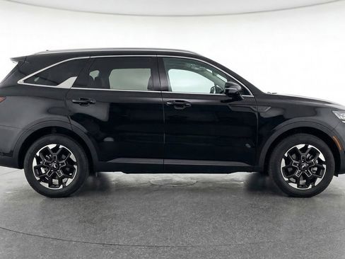 Used 2024 Kia Sorento S image 11