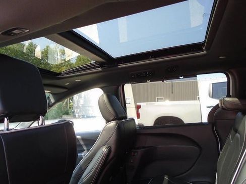 Used 2025 Chrysler Pacifica Limited FWD image 25