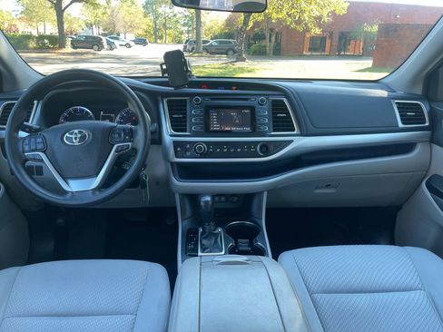 Used 2019 Toyota Highlander LE image 17