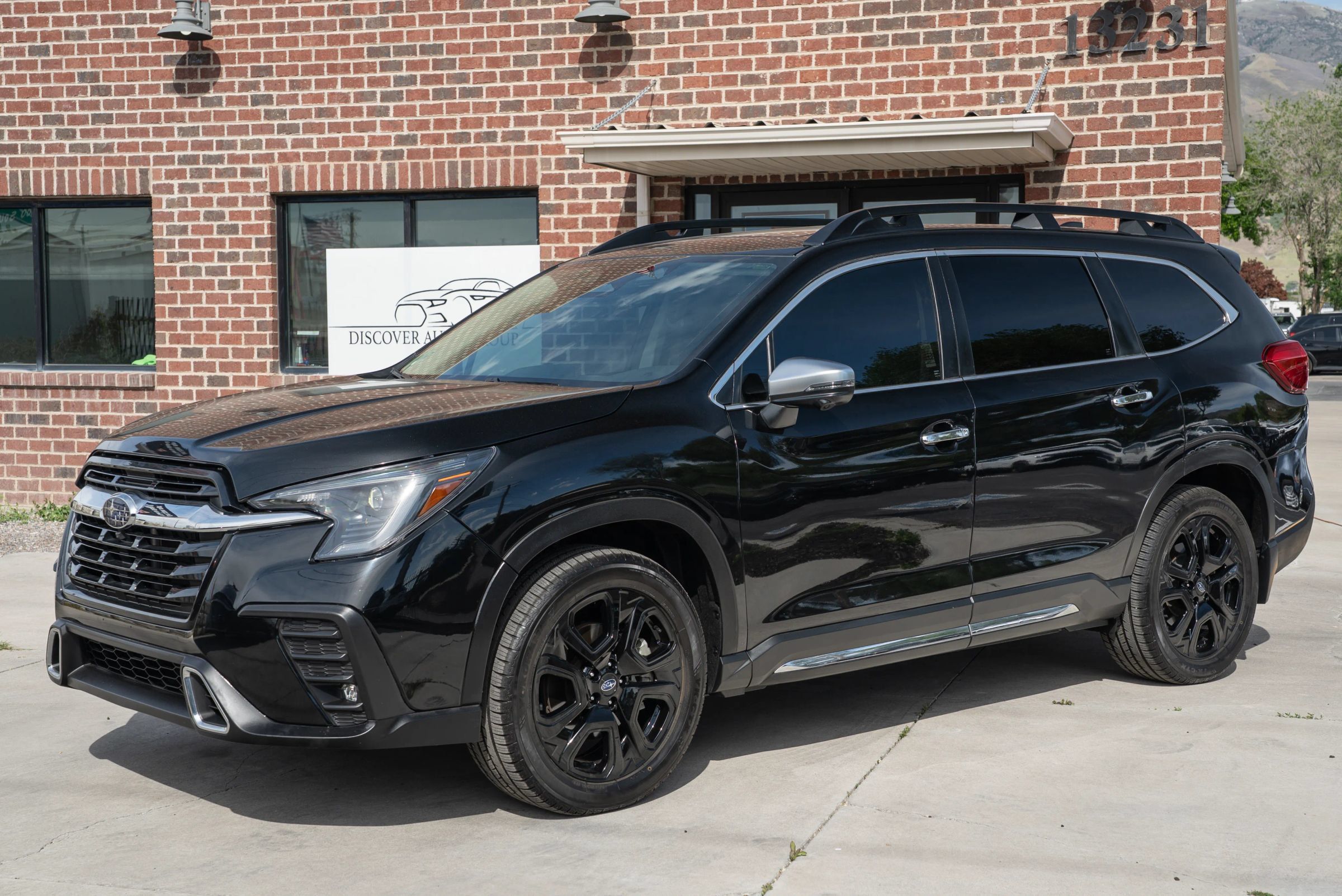 Used 2023 Subaru Ascent Touring AWD/4WD image 1