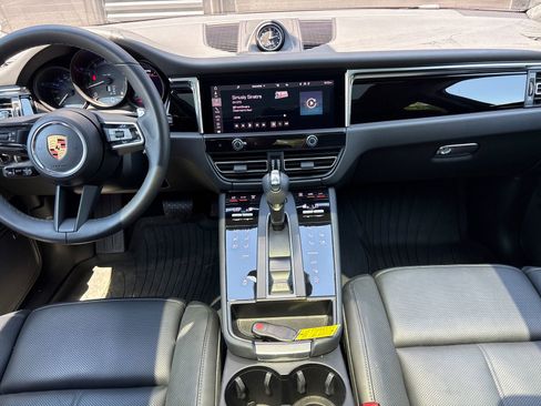 Certified 2025 Porsche Macan AWD/4WD image 6