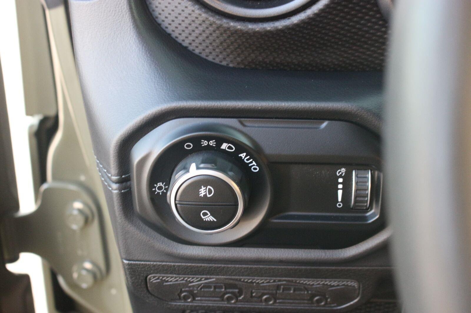 Used 2025 Jeep Gladiator Rubicon w/ Convenience Group AWD/4WD image 32