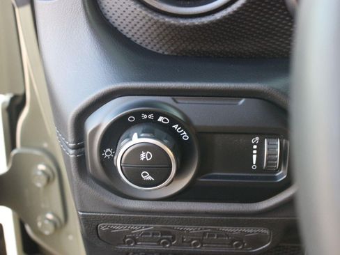 Used 2025 Jeep Gladiator Rubicon w/ Convenience Group AWD/4WD image 32