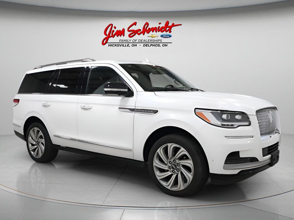 Used 2024 Lincoln Navigator Reserve AWD/4WD image 2