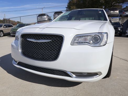 Used 2018 Chrysler 300 Limited image 28