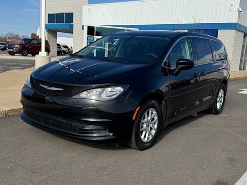 Used 2022 Chrysler Voyager LX FWD image 4