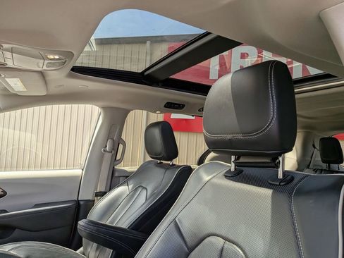 Used 2024 Chrysler Pacifica Limited image 14