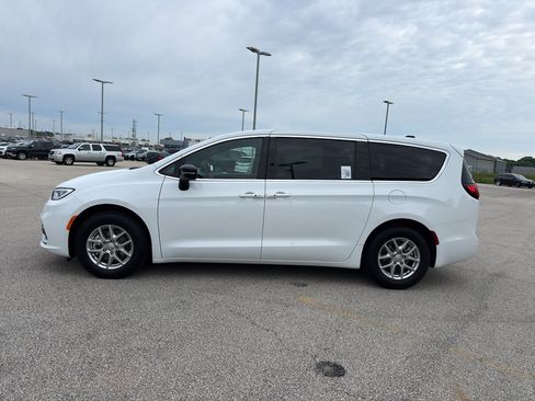 New 2026 Chrysler Pacifica Select FWD image 6