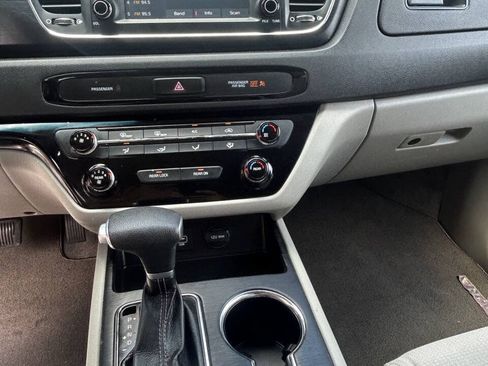 Used 2021 Kia Sedona LX FWD image 12