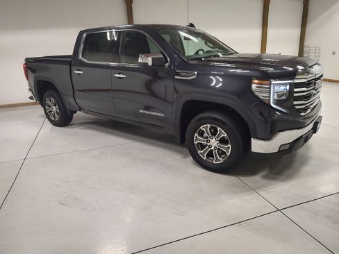 Used 2025 GMC Sierra 1500 SLT image 2