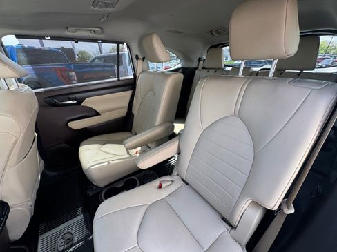 Used 2020 Toyota Highlander XLE image 29
