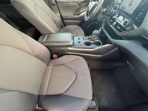 Used 2025 Toyota Highlander LE image 34