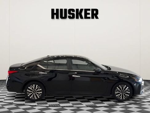 Used 2025 Nissan Altima 2.5 SV FWD image 2