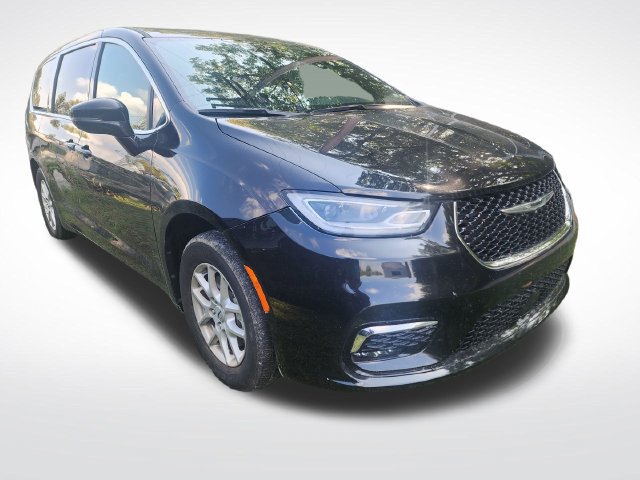 Used 2025 Chrysler Pacifica Select FWD image 9