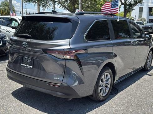 Used 2025 Toyota Sienna XLE FWD image 10