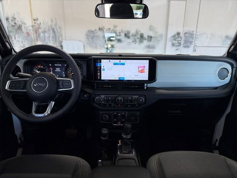 Used 2025 Jeep Wrangler Sahara image 32