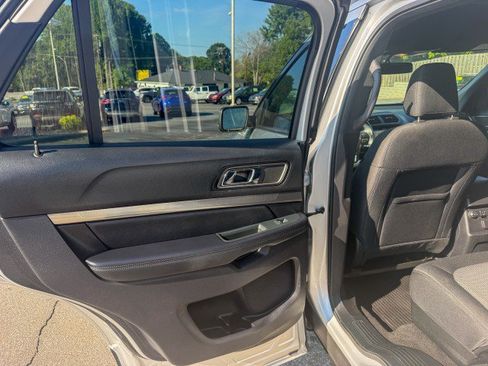 Used 2019 Ford Explorer XLT w/ Equipment Group 201A FWD image 17