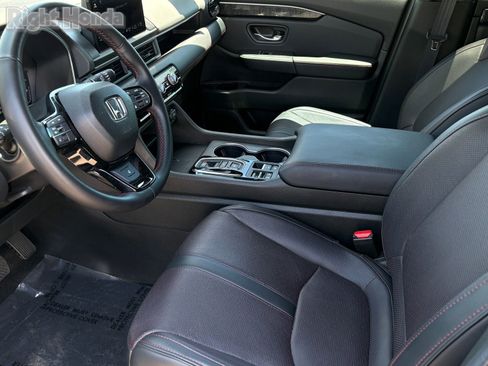 Used 2025 Honda Pilot Black Edition image 14