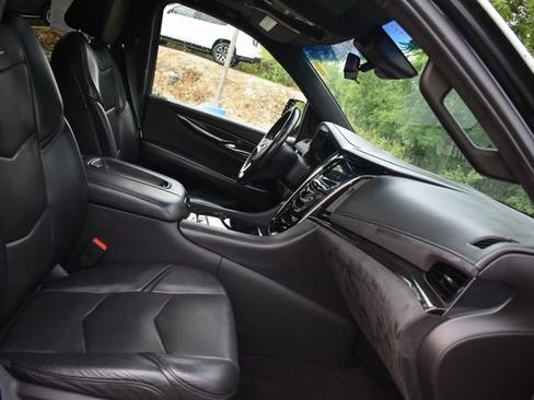 Used 2019 Cadillac Escalade ESV Platinum AWD/4WD image 17
