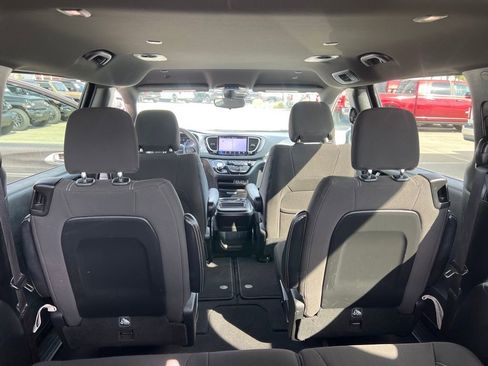 Used 2024 Chrysler Pacifica Touring image 25