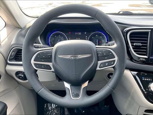 Used 2024 Chrysler Pacifica Touring-L FWD image 5