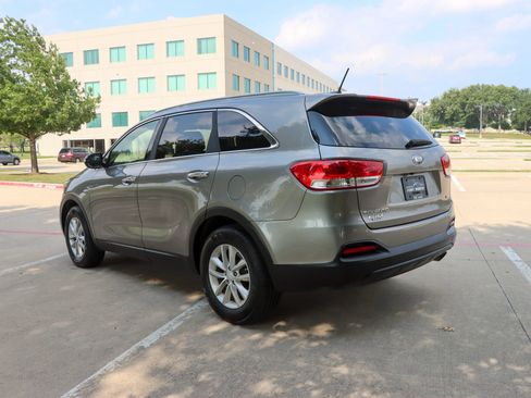 Used 2017 Kia Sorento FWD image 5