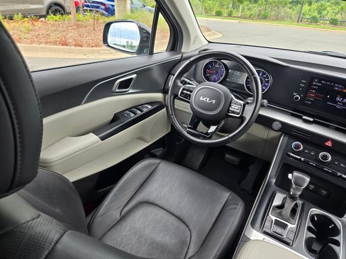 Used 2024 Kia Carnival LX FWD image 9