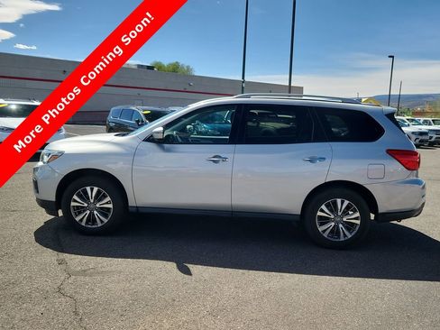 Used 2020 Nissan Pathfinder SL image 2
