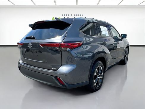 Used 2020 Toyota Highlander XLE FWD image 5