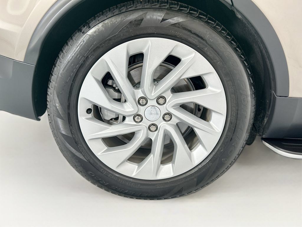 Certified 2025 Land Rover Discovery S AWD/4WD image 32