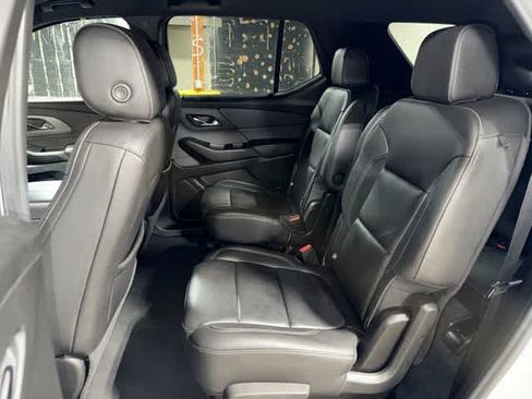 Used 2023 Chevrolet Traverse LT FWD image 17